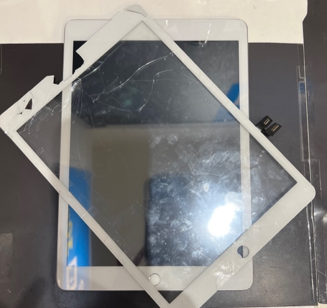 iPadのフロントガラスの修理も当店にお任せ！！【枚方市樟葉】からご来店☆彡